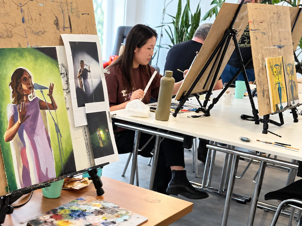 Teilnehmerin beim Malen in einem kleinen Kunstkurs für Erwachsene in Berlin