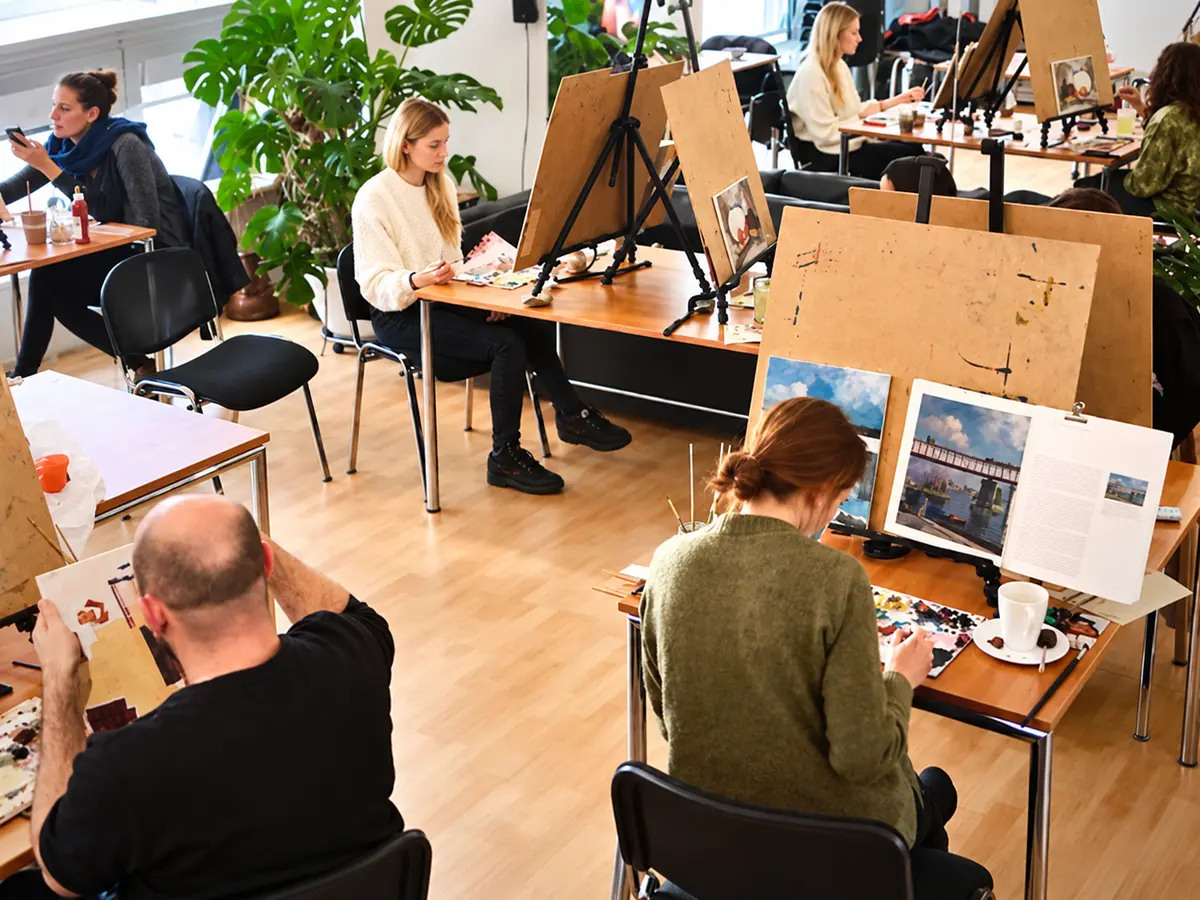 Erwachsene malen gemeinsam in einem Kleingruppen-Workshop in Berlin